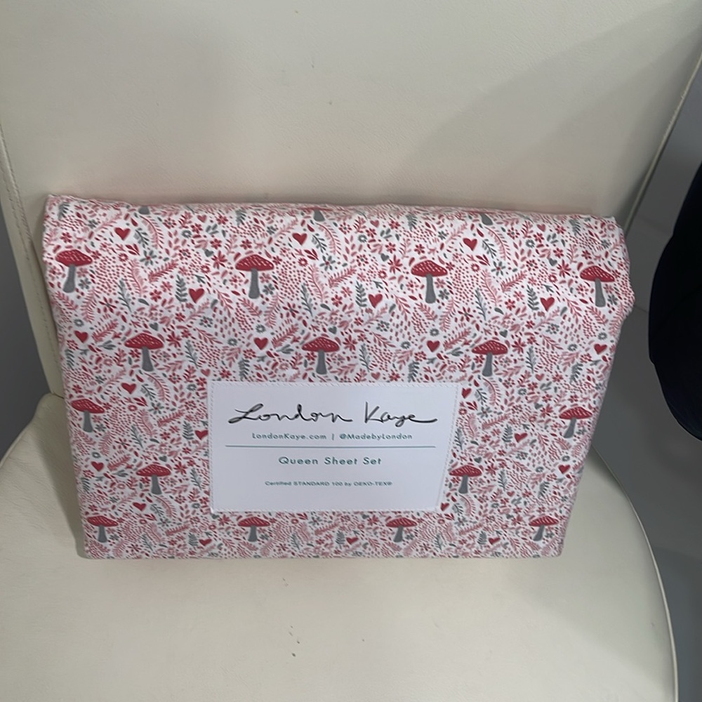 London Kaye White/Pink/Red/Gray Mushrooms & Hearts QUEEN Sheet Set